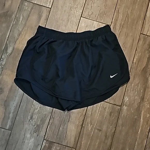 3 Nike and Under Armour shorts - Picture 2 of 6